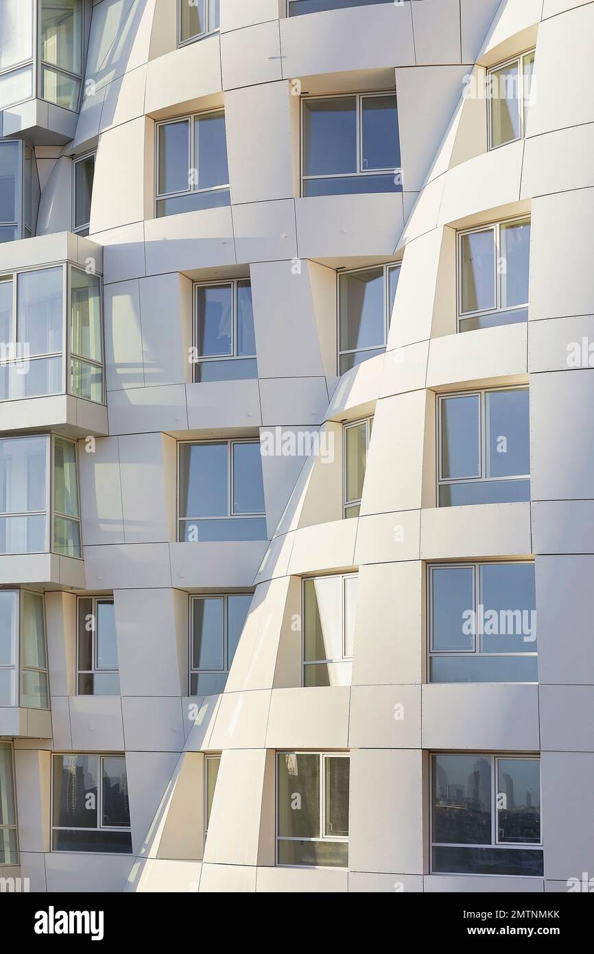 Details der weißen Fassade. Prospect Place Battersea Power Station Frank Gehry, London, Vereinigtes Königreich. Architekt: Frank Gehry, 2022. Stockfoto
