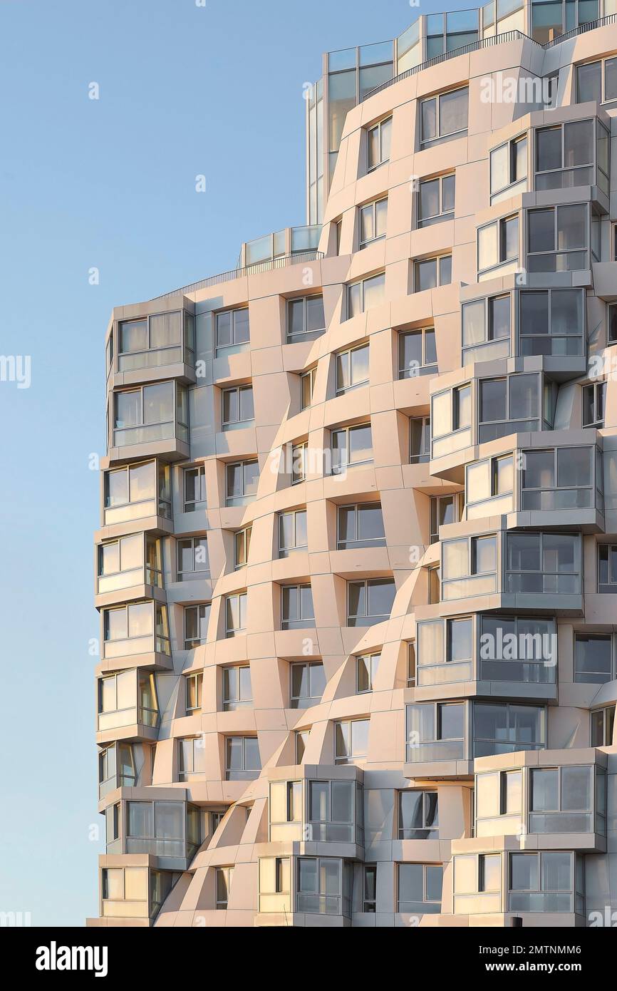 Zerkleinerte Außenfassade des Prospect Place. Prospect Place Battersea Power Station Frank Gehry, London, Vereinigtes Königreich. Architekt: Frank Gehry, 2022. Stockfoto