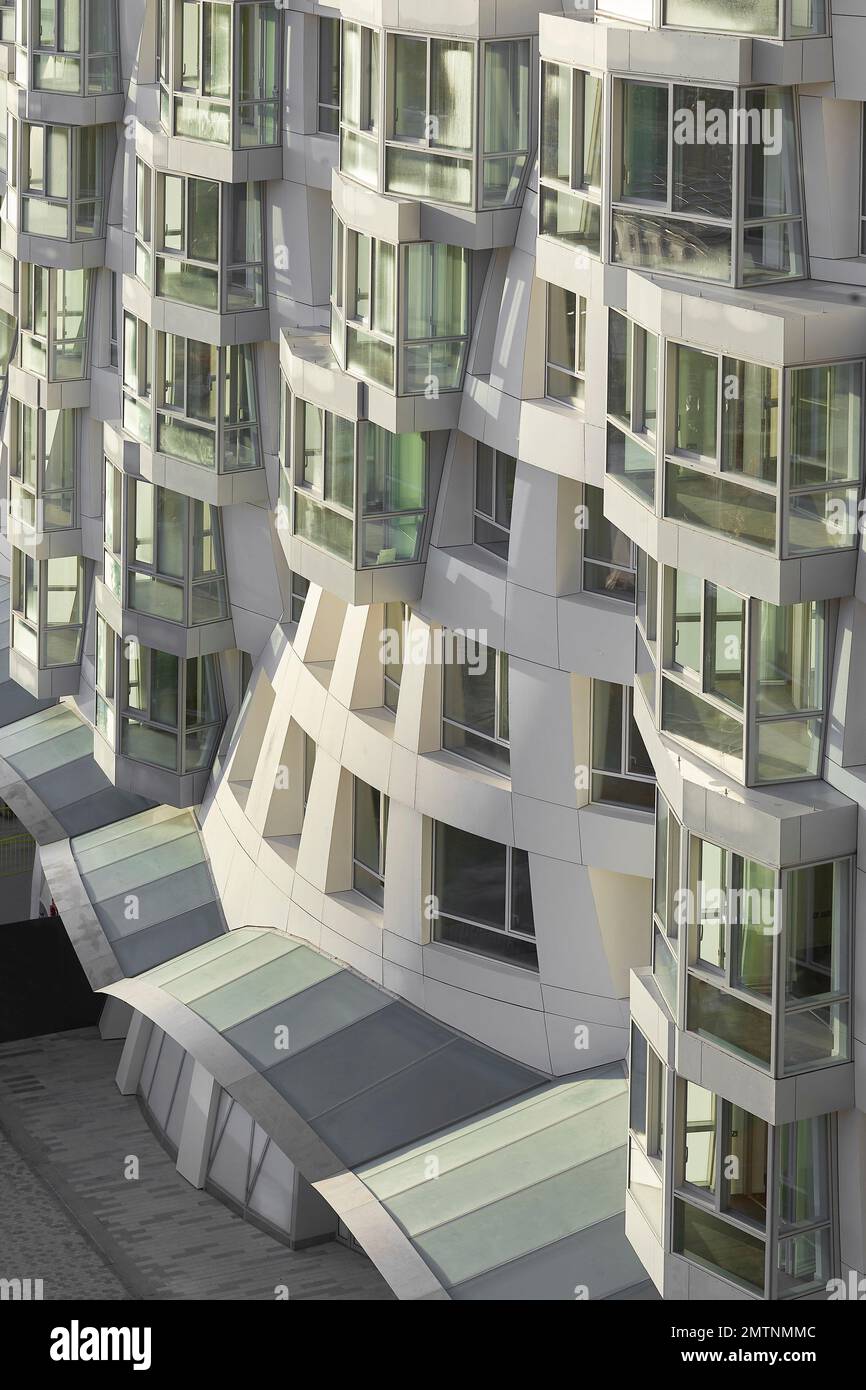 Weiße Fassade, Balkone, Fenster. Prospect Place Battersea Power Station Frank Gehry, London, Vereinigtes Königreich. Architekt: Frank Gehry, 2022. Stockfoto