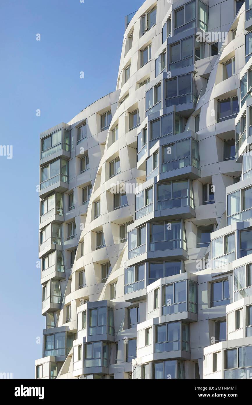 Sonnenbeleuchtete gewellte Fassade des Prospect Place. Prospect Place Battersea Power Station Frank Gehry, London, Vereinigtes Königreich. Architekt: Frank Gehry, 2022. Stockfoto