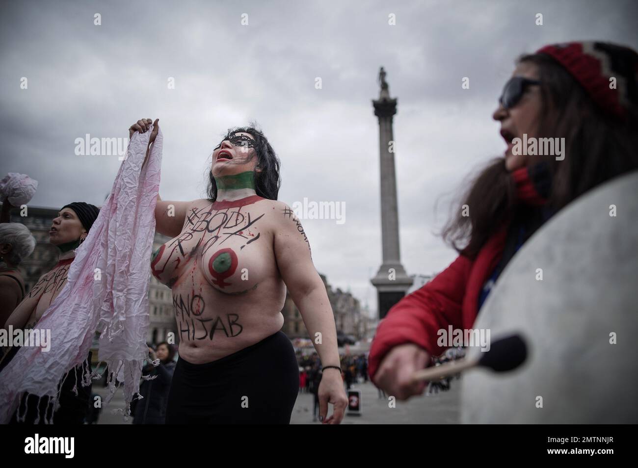 London, Großbritannien. 1. Februar 2023 Britisch-iranische Frauen protestieren gegen den Welt-Hijab-Tag, indem sie an einer globalen Demonstration zum „Körperaufstand“ teilnehmen, um die anhaltende Unterdrückung von Frauen im Iran zu verteidigen und die obligatorischen Hijab-Regeln anzufechten. Er folgt auch auf Fotos von Frauen im Iran, die ihre BHs mit versteckten Gesichtern und Schlüsselworten wie „Du bist der Perverse; ich bin eine freie Frau“ zeigen Ausgelöst durch den Tod des 22-jährigen Mahsa Amini, werden im Iran weiterhin regierungsfeindliche Proteste unternommen, wobei Tausende Demonstranten verhaftet und mit Todesurteilen belegt werden. Kredit: Guy Corbishley/Alamy Live News Stockfoto