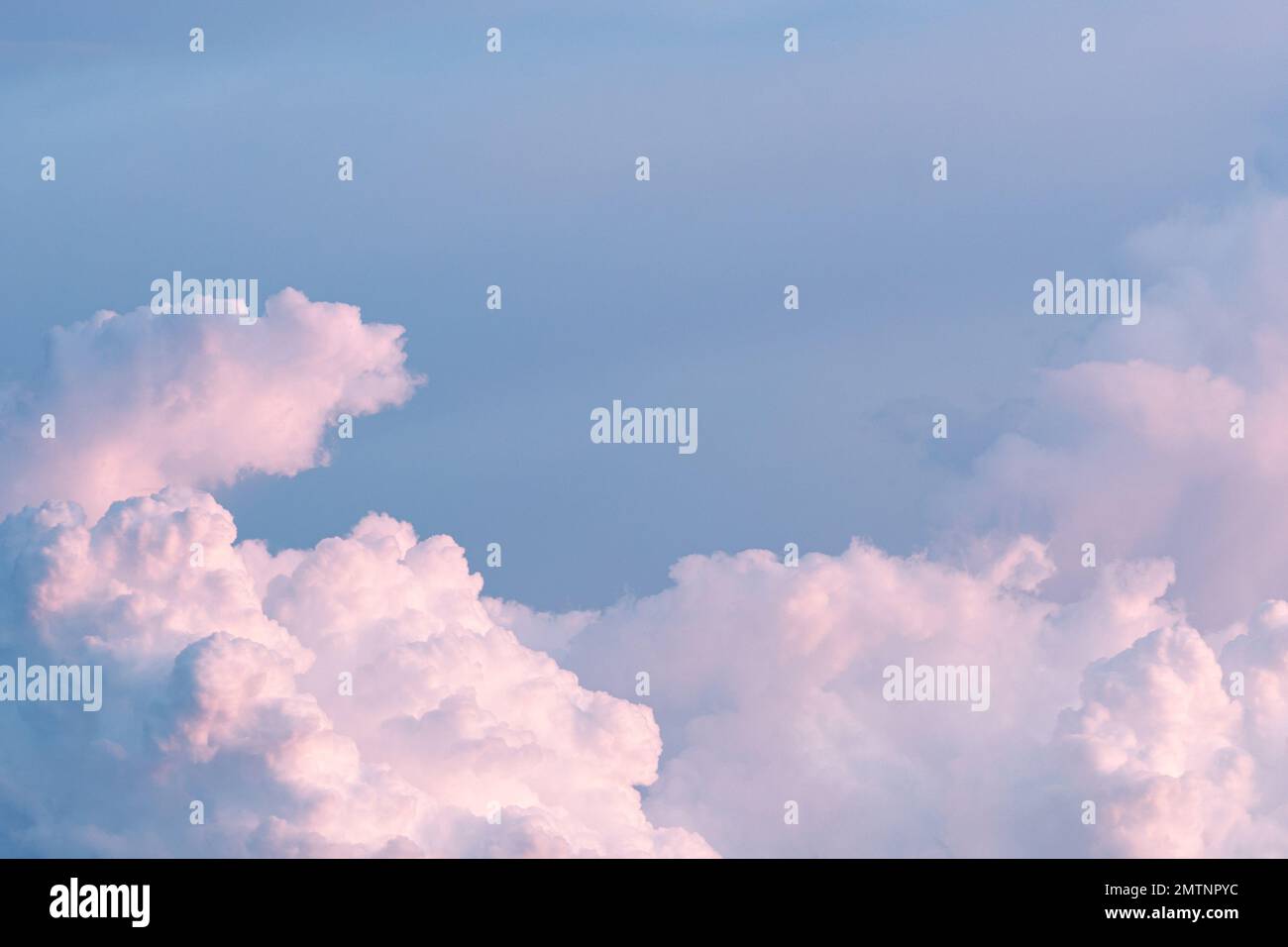 Wunderschöner Sonnenuntergang bei Dämmerung und Wolken mit pastellfarbener Atmosphäre Hintergrund. Konzeptionsidee für Tapeten-, Vintage- oder Retro-, Himmel Hintergrund-Design. Stockfoto