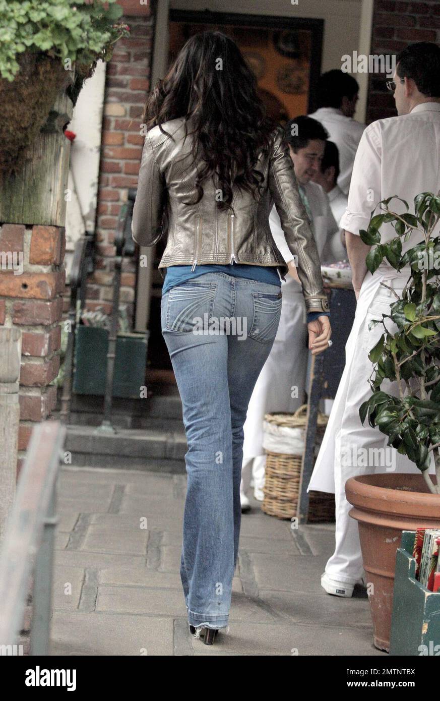 Sofia Vergara und ein mysteriöser Mann essen zusammen im Ivy. Die Schauspielerin/das Model wurde mit dem Kopf auf der Schulter des Mannes gesehen und lächelte und lachte sich durch ein sehr angenehmes Essen. Los Angeles, Ca. 3/1/08 Stockfoto