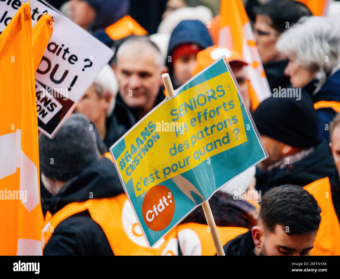 Straßburg, Frankreich - 31. Januar 2023: CFDT-Banner bei der zweiten Demonstration gegen die neue Rentenreform, die im nächsten Monat von der französischen Premierministerin Elisabeth Borne vorgestellt wird Stockfoto