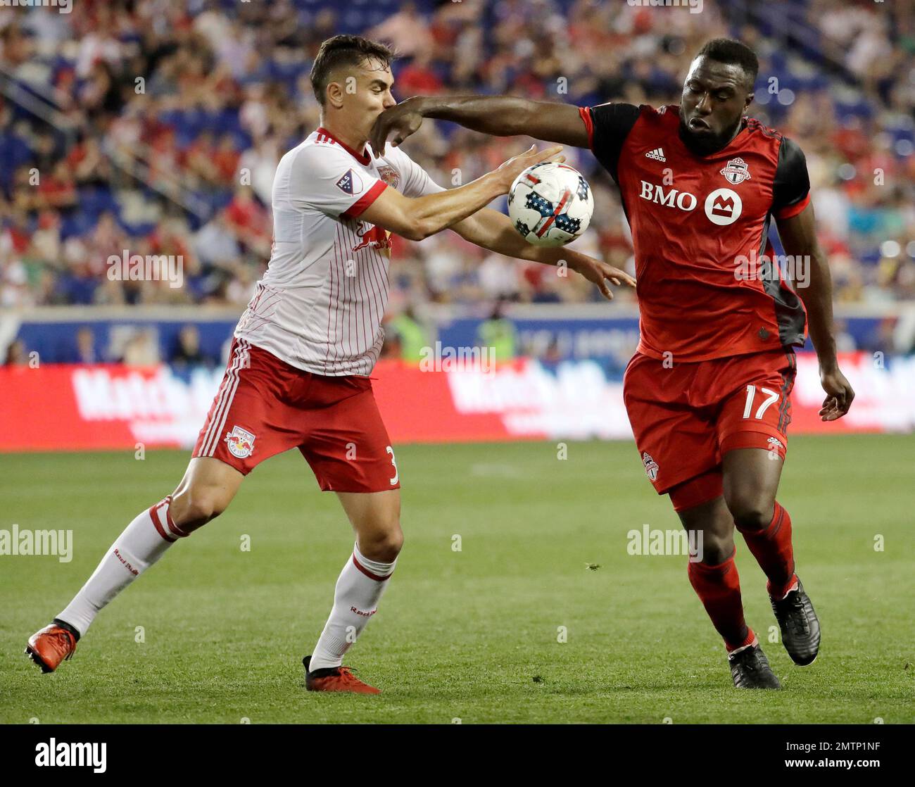 Toronto FC forward Jozy Altidore, right, tries to control the ball as New York Red Bulls midfielder Aaron Long defends during the second half of an MLS soccer match, Friday, May 19, 2017, in Harrison, N.J. The teams tied 1-1. (AP Photo/Julio Cortez) Stockfoto