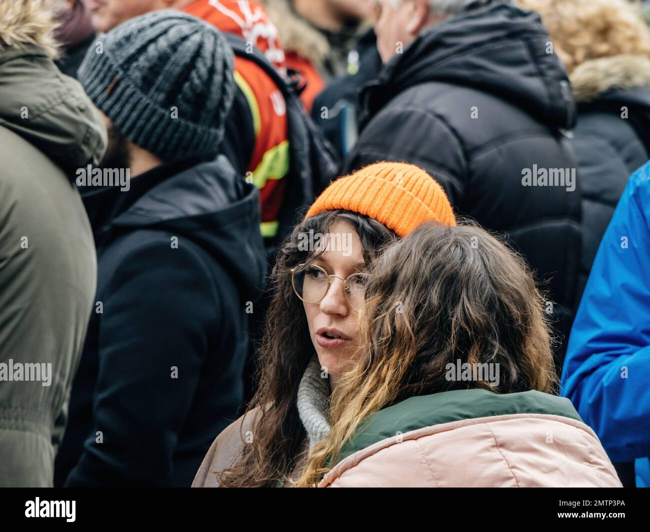 Straßburg, Frankreich - 31. Januar 2023: Zwei Frauen sprechen auf der zweiten Demonstration gegen die neue Rentenreform, die im nächsten Monat von der französischen Premierministerin Elisabeth Borne vorgestellt wird Stockfoto