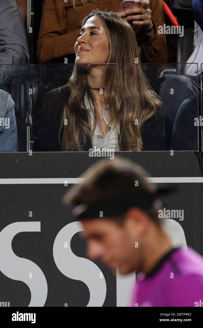 Jimena Baron, the girlfriend of Argentina's Juan Martin Del Potro, watches her boyfriend play against Serbia's Novak Djokovic, during a quarter finals match at the Italian Open tennis tournament, in Rome, Friday, May 19, 2017. (AP Photo/Gregorio Borgia) Stockfoto