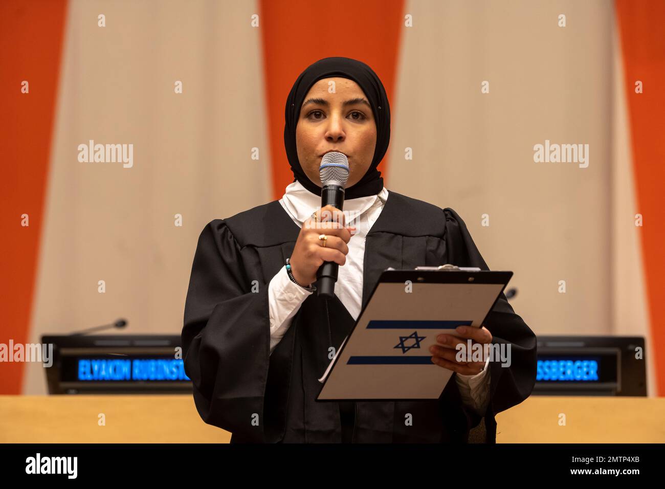 Ein Student spricht auf einer Sonderveranstaltung "International Mock Trial on Human Rights" anlässlich des Internationalen Gedenktags zum Gedenken an die Opfer des Holocaust (27. Januar) am New Yorker Hauptsitz der Vereinten Nationen in New York City. Die Teilnehmer, Studenten aus mehreren Ländern, befragen die Handlungen und Verantwortlichkeiten von Ernst Rüdin, dem sogenannten Vater der nazialen Rassenhygiene. (Foto von Ron Adar / SOPA Images/Sipa USA) Stockfoto