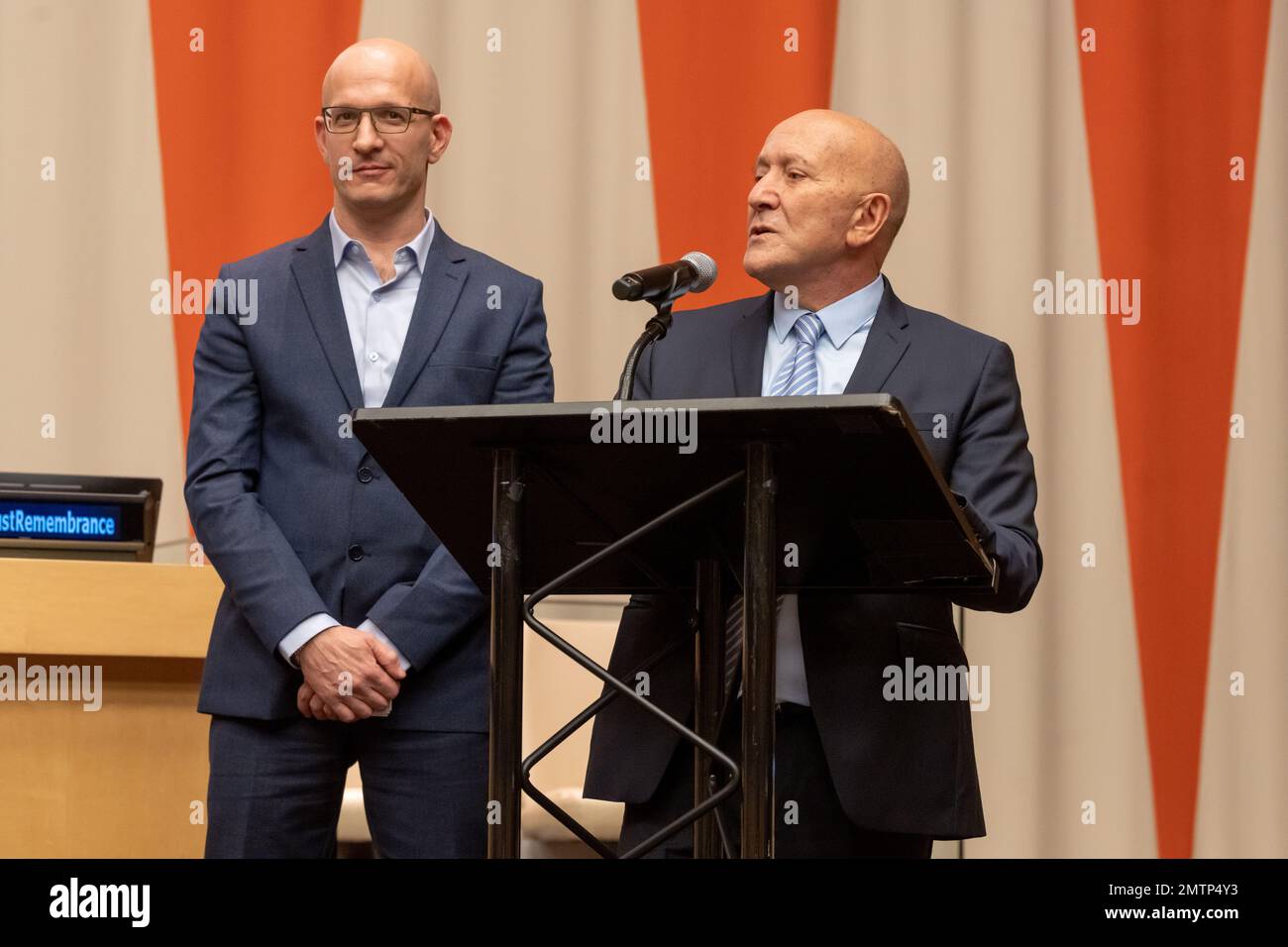 Sefi Fischler, Projektkoordinierung und -Entwicklung, und Dr. AVI Omer, Direktor des Social Excellence Forum, sprechen anlässlich des Internationalen Gedenktags zum Gedenken an die Opfer des Holocaust (27. Januar) auf einer Sonderveranstaltung "Internationaler Scheinprozess über Menschenrechte". Im New Yorker Hauptsitz der Vereinten Nationen in New York City. Die Teilnehmer, Studenten aus mehreren Ländern, befragen die Handlungen und Verantwortlichkeiten von Ernst Rüdin, dem sogenannten Vater der nazialen Rassenhygiene. (Foto von Ron Adar / SOPA Images/Sipa USA) Stockfoto