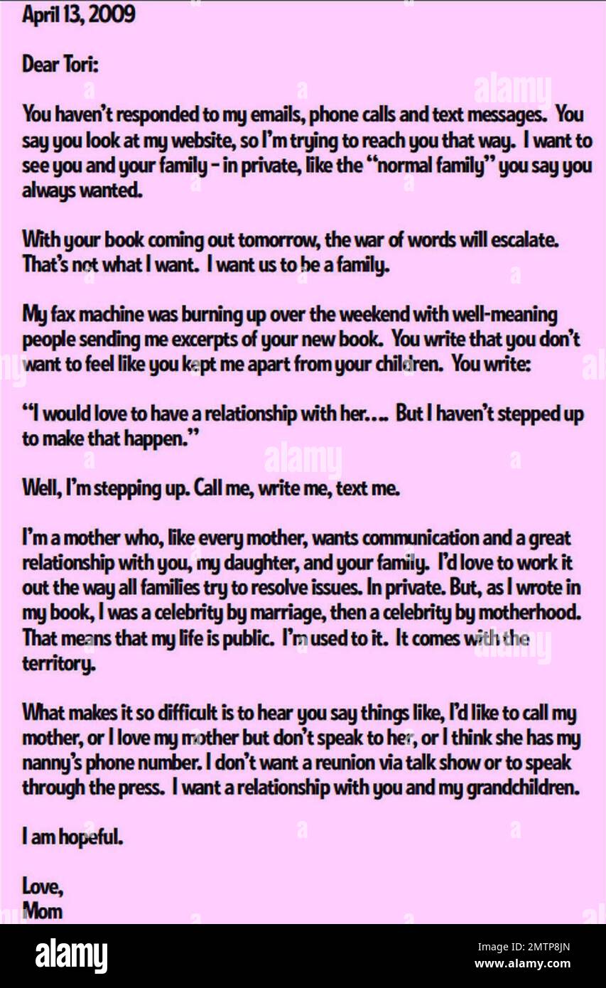 Tori Spelling und ihre Familie werben im Thompson Hotel in Beverly Hills für das neue Buch Mommywood der Schauspielerin. Am selben Tag veröffentlichte ihre entfremdete Mutter Candy Spelling einen offenen Brief an ihre Tochter im Internet, in dem sie um eine Versöhnung bat. Los Angeles, Kalifornien. 4/13/09. . Stockfoto