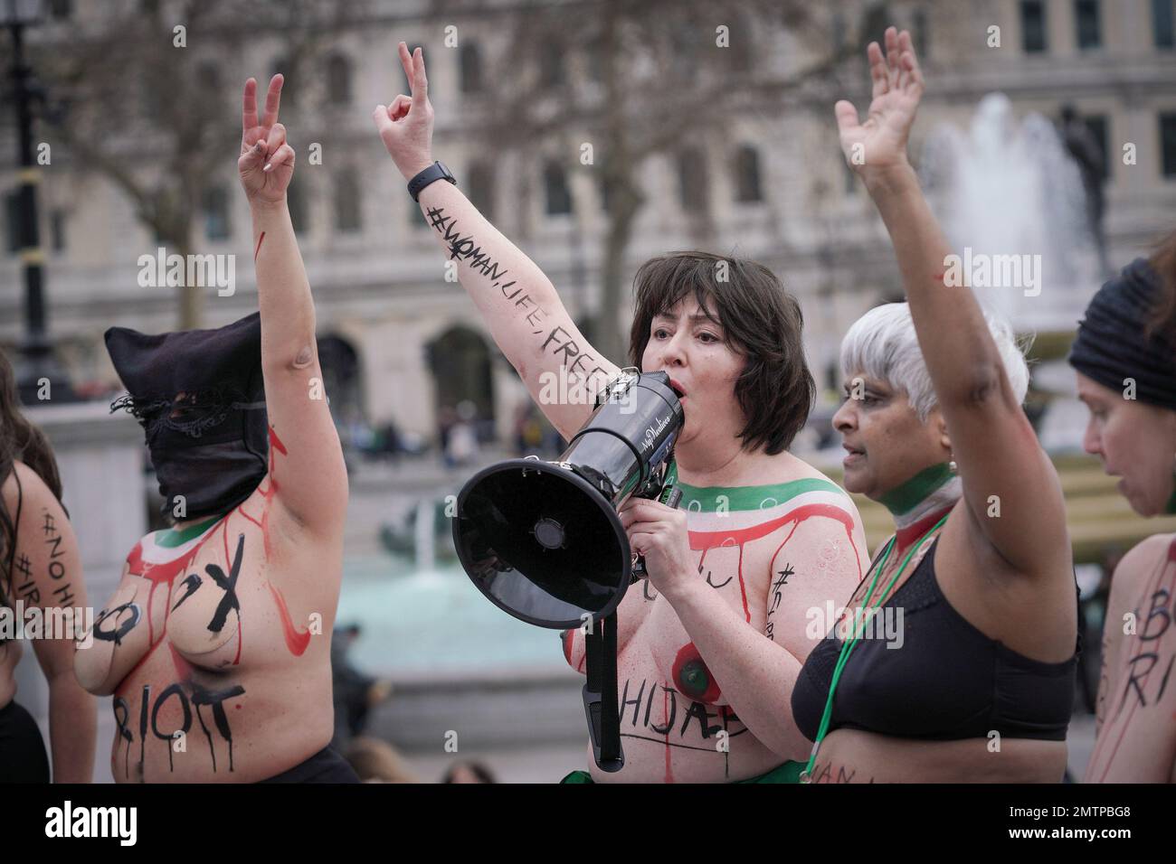 London, Großbritannien. 1. Februar 2023 Britisch-iranische Frauen protestieren gegen den Welt-Hijab-Tag, indem sie an einer globalen Demonstration zum „Körperaufstand“ teilnehmen, um die anhaltende Unterdrückung von Frauen im Iran zu verteidigen und die obligatorischen Hijab-Regeln anzufechten. Er folgt auch auf Fotos von Frauen im Iran, die ihre BHs mit versteckten Gesichtern und Schlüsselworten wie „Du bist der Perverse; ich bin eine freie Frau“ zeigen Ausgelöst durch den Tod des 22-jährigen Mahsa Amini, werden im Iran weiterhin regierungsfeindliche Proteste unternommen, wobei Tausende Demonstranten verhaftet und mit Todesurteilen belegt werden. Kredit: Guy Corbishley/Alamy Live News Stockfoto