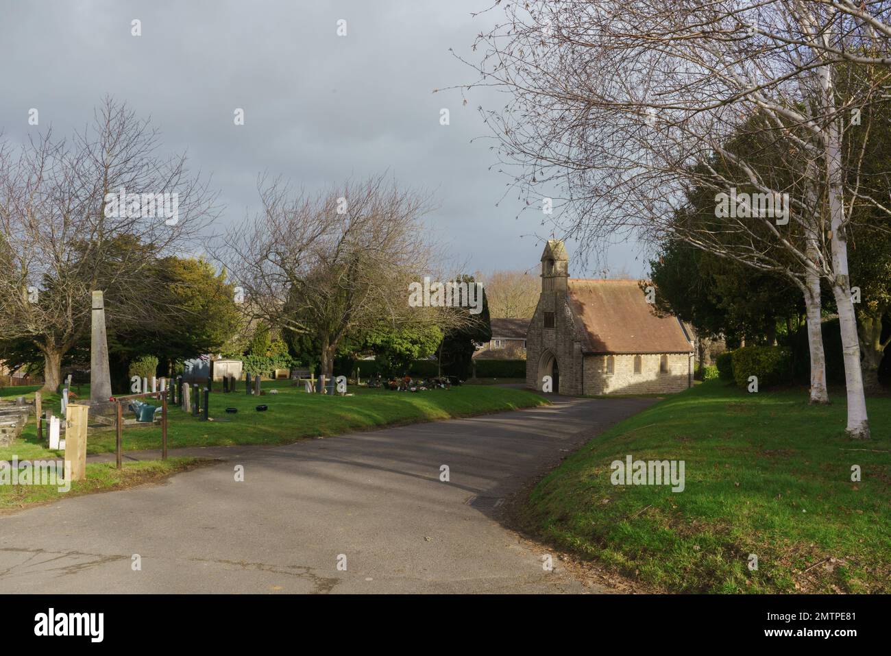 1. Februar 2023. Headington, Oxford, Oxfordshire. Der Headington Friedhof befindet sich hinter dem John Radcliffe Hospital. Ende 2022 wurde in England insgesamt eine statistisch signifikante erhöhte Gesamtmortalität nach Todeswoche beobachtet. Es wurde angenommen, dass sowohl die Lebenshaltungskosten als auch die Auswirkungen des Coronavirus eine gewisse Korrelation aufweisen könnten. Bridget Catterall/AlamyLiveNews. Stockfoto