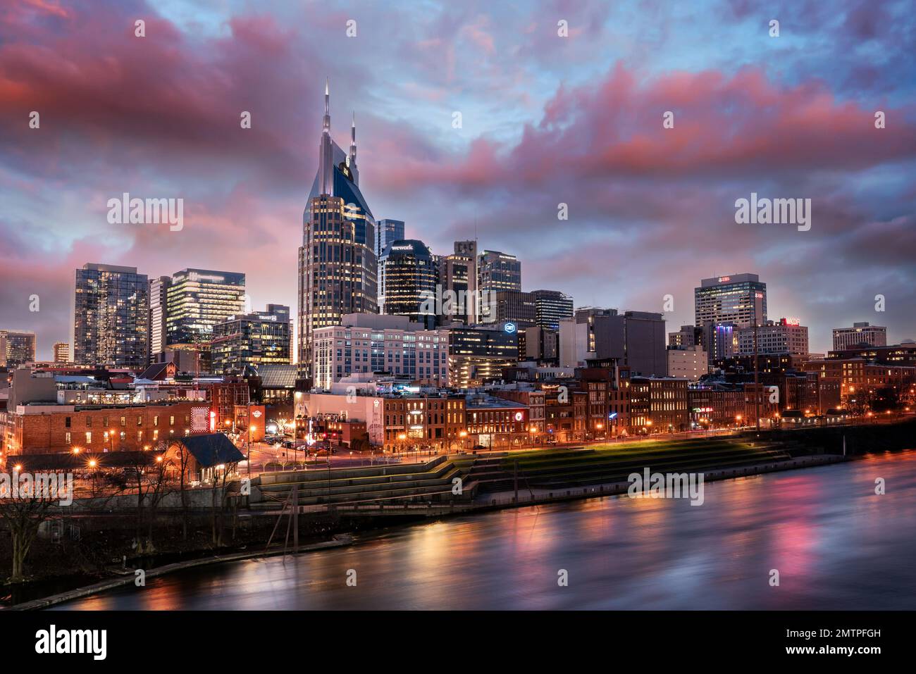 Blick auf die Skyline von Nashville Tennessee bei Sonnenuntergang am Fluss Stockfoto