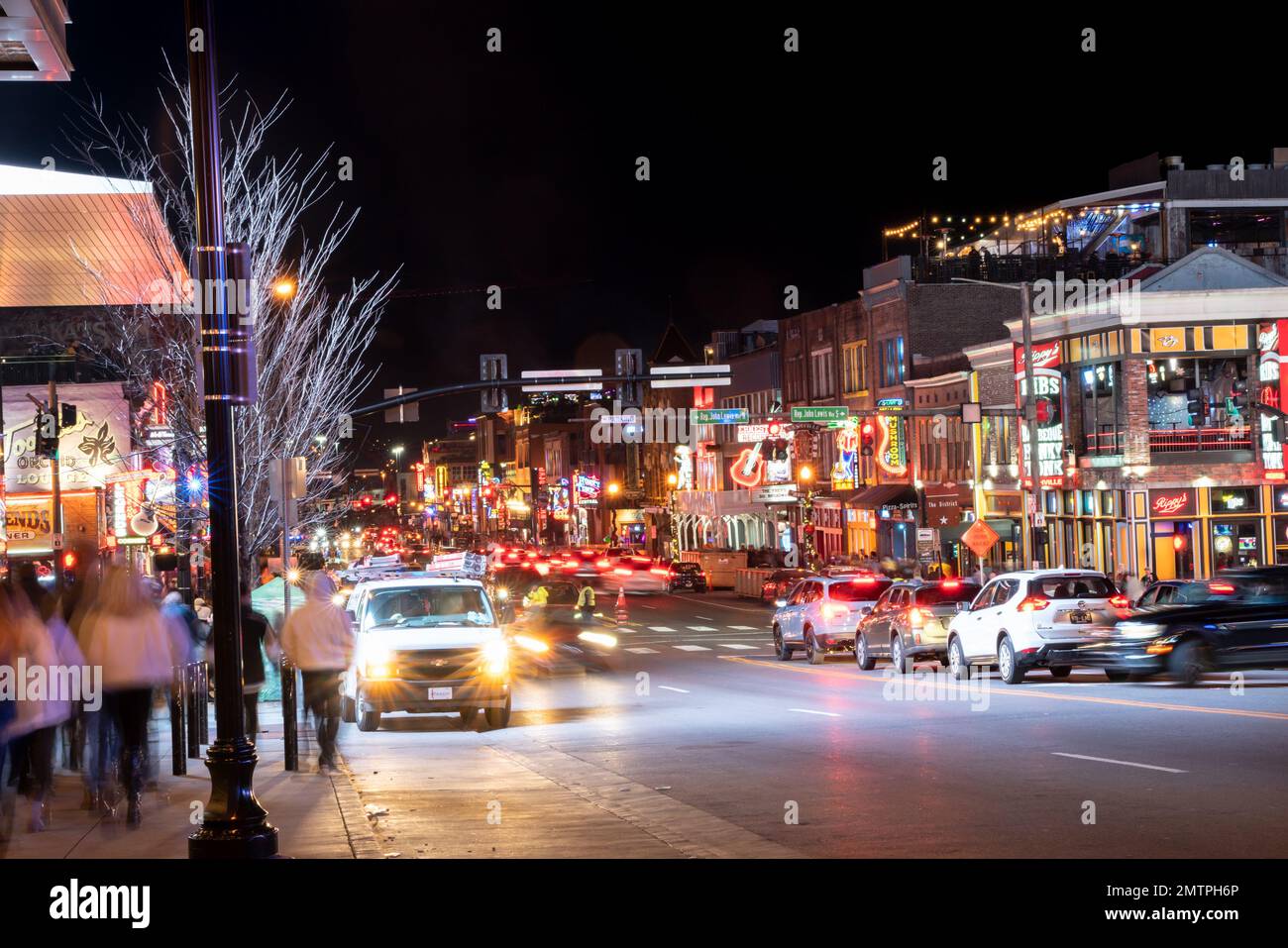 Nashville, Tennesee - 21. Januar 2023: Straßenszene des berühmten Lower Broadway in Nashville, Tennessee, bei Nacht mit Lichtern und historischem Honky-to Stockfoto