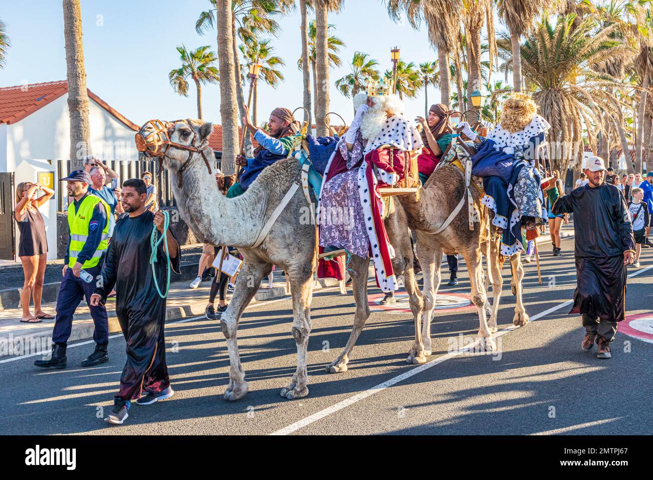 Die traditionelle spanische drei Könige Parade (Cabalgata de los Reyes Magos) am 5. Januar in Caleta de Fuste auf der Kanarischen Insel Fuerteventura. Stockfoto