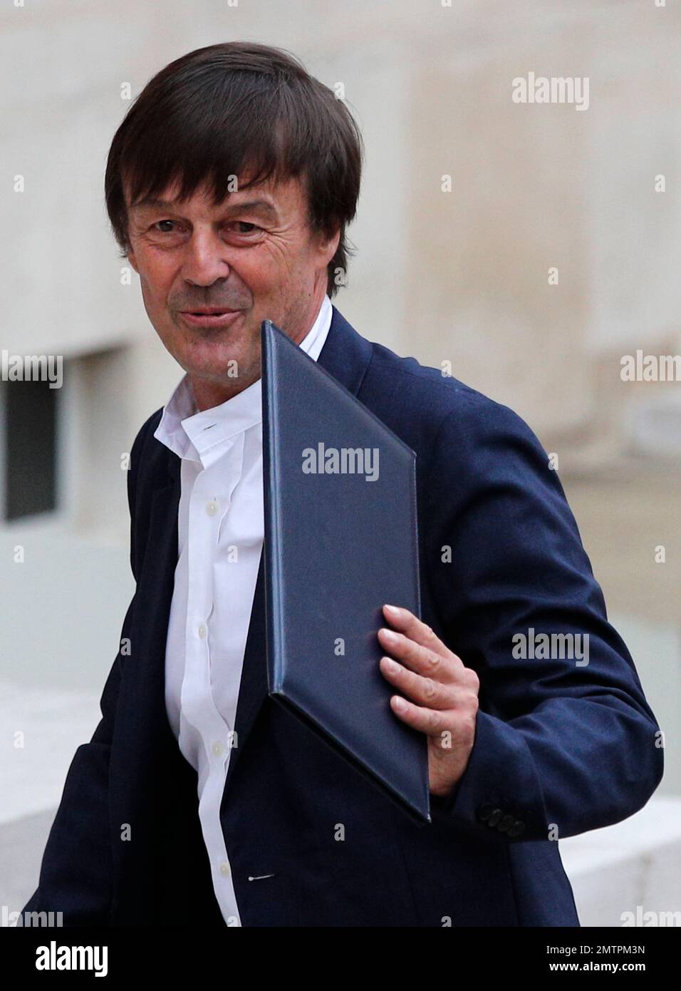 New French Minister for Environment Transition Nicolas Hulot arrives for the first weekly cabinet meeting under new French President Emmanuel Macron, Thursday, May 18, 2017 at the Elysee Palace in Paris. Macron named a mix of prominent and unknown figures from the left and the right to make up the government. (AP Photo/Christophe Ena) Stockfoto