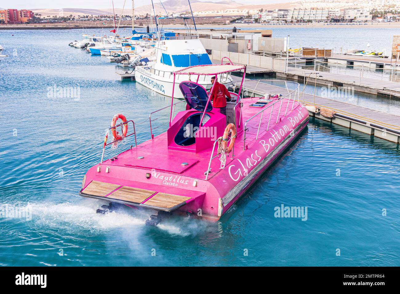 Das Glasbodenboot Nautilus Quinto verlässt den Hafen in Caleta de Fuste an der Ostküste der Kanarischen Insel Fuerteventura, Spanien Stockfoto