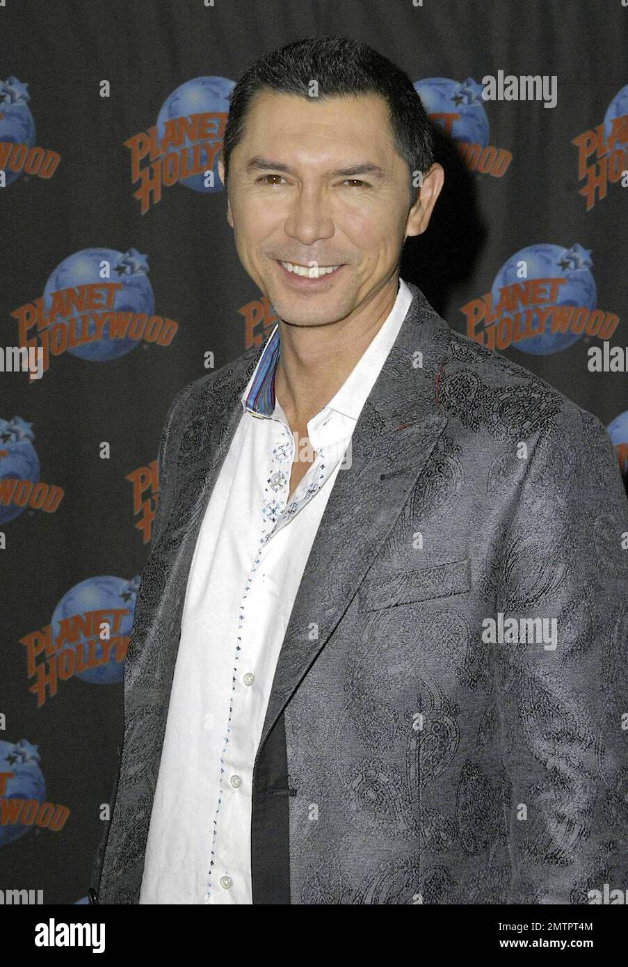 Lou Diamond Phillips wirbt für seine Hauptrolle in der SyFy-Serie „Stargate Universe“ auf Planet Hollywood. Als Teil der Veranstaltung legten Phillips und Co-Star Ming-Na ihre Handabdrücke in Gips und signierten sie als Erinnerungsstücke. New York, NY. 10/2/09. F Stockfoto