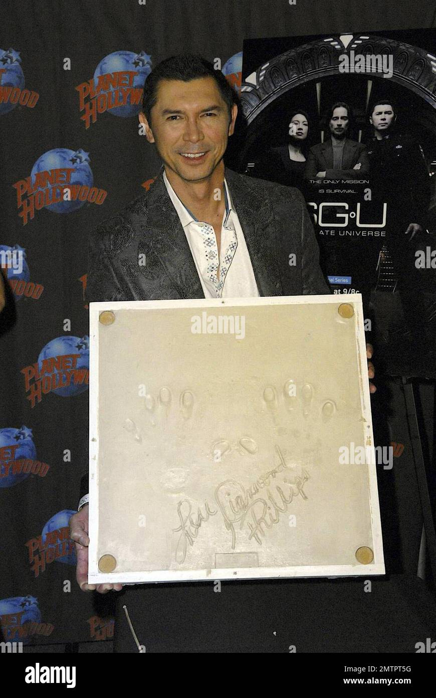 Lou Diamond Phillips wirbt für seine Hauptrolle in der SyFy-Serie „Stargate Universe“ auf Planet Hollywood. Als Teil der Veranstaltung legten Phillips und Co-Star Ming-Na ihre Handabdrücke in Gips und signierten sie als Erinnerungsstücke. New York, NY. 10/2/09. Stockfoto