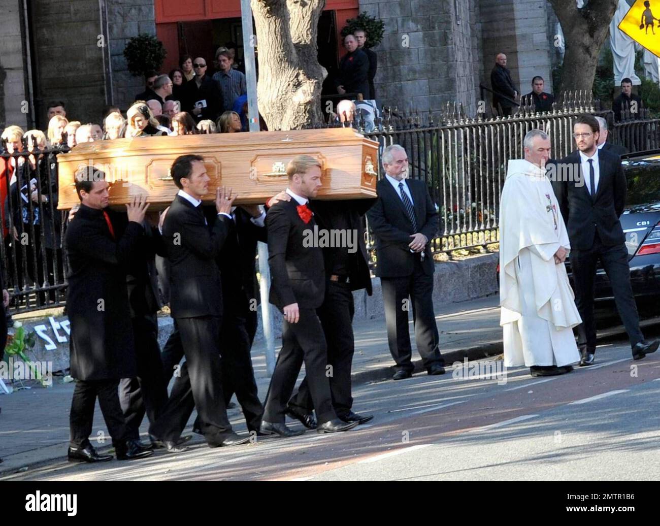 Ronan Keating und Boyzone Mitglieder Mikey Graham, Shane Lynch und Keith Duffy tragen den Sarg von Stephen Gately nach Gatelys Beerdigung in St. Laurence O'Toole's Kirche. Stephen Gately, Gründungsmitglied der ersten irischen Boyzone, wurde im Alter von 33 Jahren im Urlaub auf Mallorca tot aufgefunden. Es wurde berichtet, dass eine Autopsie ergab, dass Stephen an einem akuten Lungenödem starb, einer Ansammlung von Flüssigkeit in seiner Lunge. Gately war ein Verfechter der Rechte von Schwulen, nachdem er 1999 aus dem Amt kam und 2006 mit Andrew Cowles eine eingetragene Gewerkschaft einging. Dublin, Irland. 10/17/09. Stockfoto