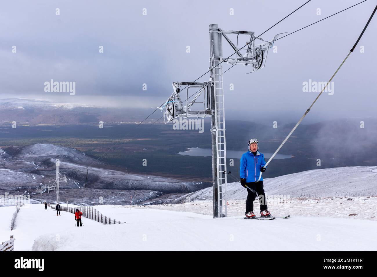 Cairngorm Mountain Aviemore Top Station Ski-Pisten vier Skifahrer auf der M1 poma Stockfoto