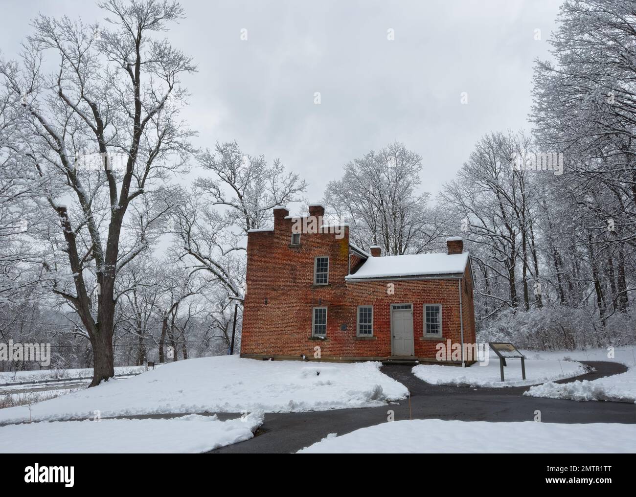 Das Frazee House, ein 1827 fertiggestelltes Haus im Federal-Stil, befindet sich im Cuyahoga Valley National Park südlich von Cleveland, hier von der Seite aus gesehen Stockfoto