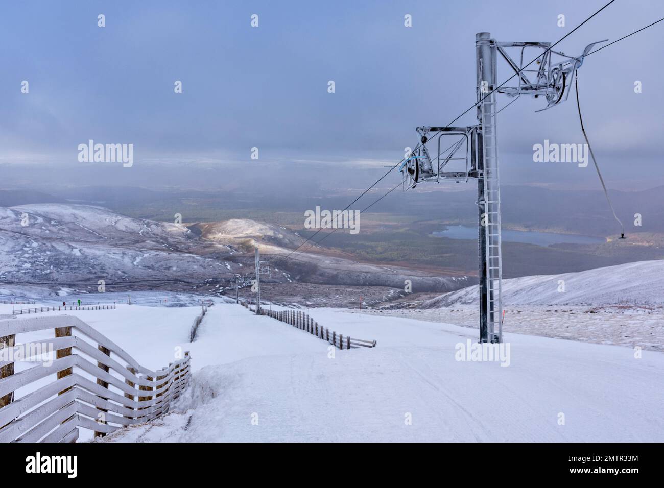 Cairngorm Mountain Aviemore Top Station Skipisten mit Blick auf Ciste Fairway und Aonach Bowl Stockfoto