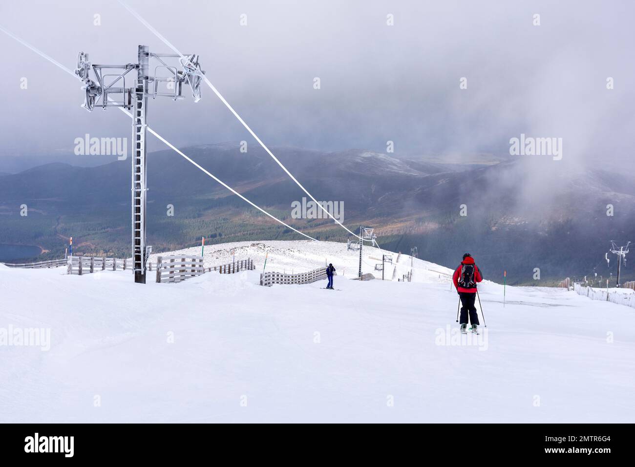 Cairngorm Mountain Aviemore Top Station Ski-Pisten zwei Skifahrer auf dem Ciste Fairway Stockfoto