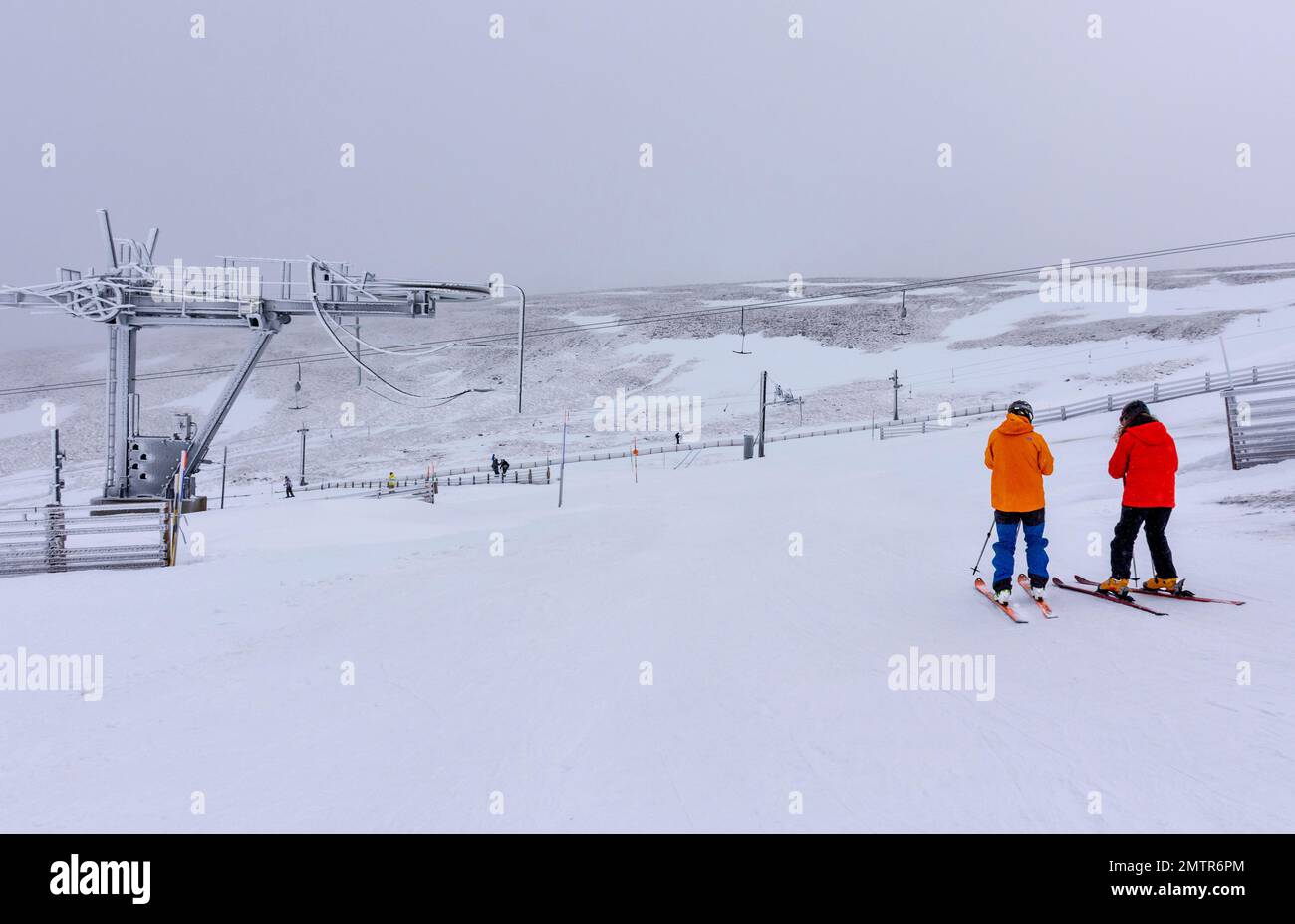 Cairngorm Mountain Aviemore Top Station Ski-Pisten zwei Skifahrer auf dem Ciste Fairway Stockfoto