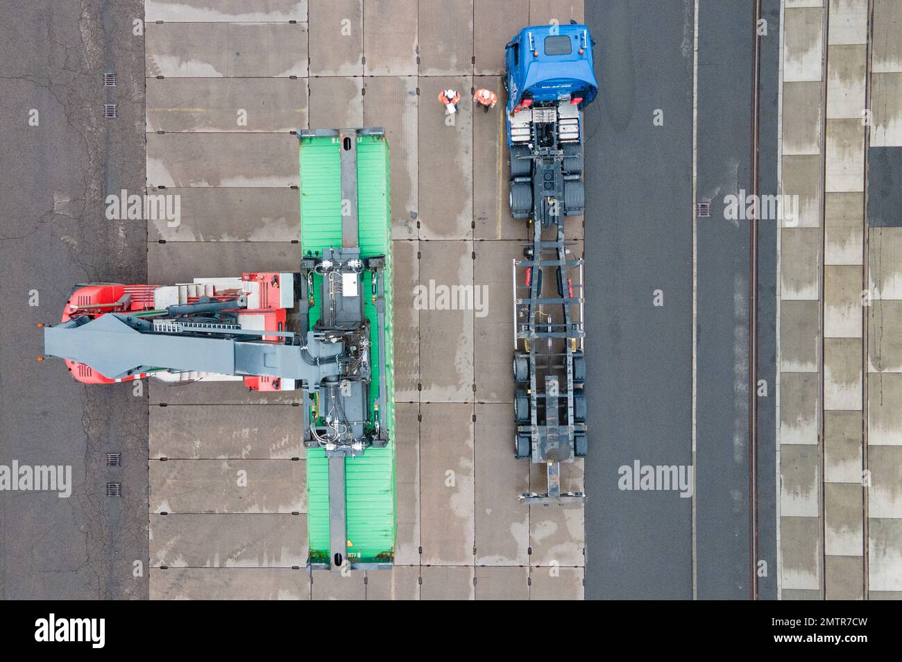 Dresden, Deutschland. 01. Februar 2023. Ein Lkw steht zum Be- und Entladen am Alberthafen (Luftaufnahme mit einer Drohne). Auf einer Pressekonferenz informierte die Sächsische Binnenhäfen Oberelbe GmbH über die Entwicklung der Binnenhäfen in Sachsen, Brandenburg und der Tschechischen Republik. Kredit: Sebastian Kahnert/dpa/ZB/dpa/Alamy Live News Stockfoto