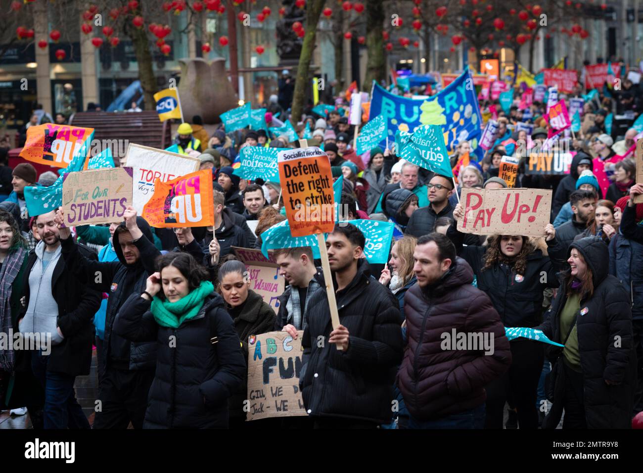 Manchester, Großbritannien. 01. Februar 2023. Über tausend Menschen mit Plakaten marschieren durch die Stadt. Lehrer, Zugführer und Beamte versammeln sich in der Stadt mit streikenden Arbeitern an den Streikposten. Dies geschieht, nachdem die Regierung Tory versucht hat, ein neues Gesetz zu verabschieden, um Arbeiter am Streik zu hindern. Kredit: Andy Barton/Alamy Live News Stockfoto