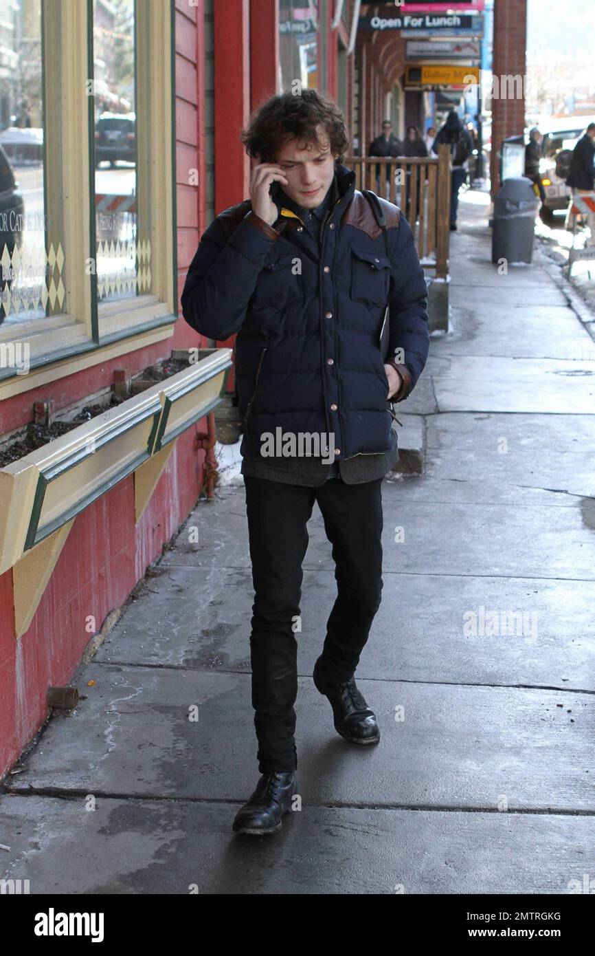Anton Yelchin aus dem Ruhm von „Star Trek“ spricht auf seinem Handy während des Sundance Film Festivals auf der Main Street in Park City. Yelchin ist in der Stadt, um seinen Film „Like Crazy“ zu zeigen. Park City, UT. 01/23/11. Stockfoto