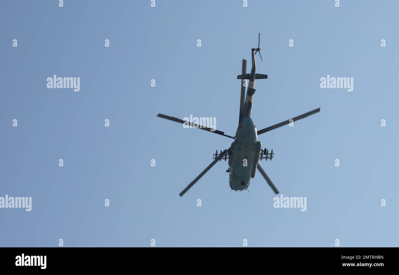 Der Militärhubschrauber gegen den blauen Himmel. Stockfoto