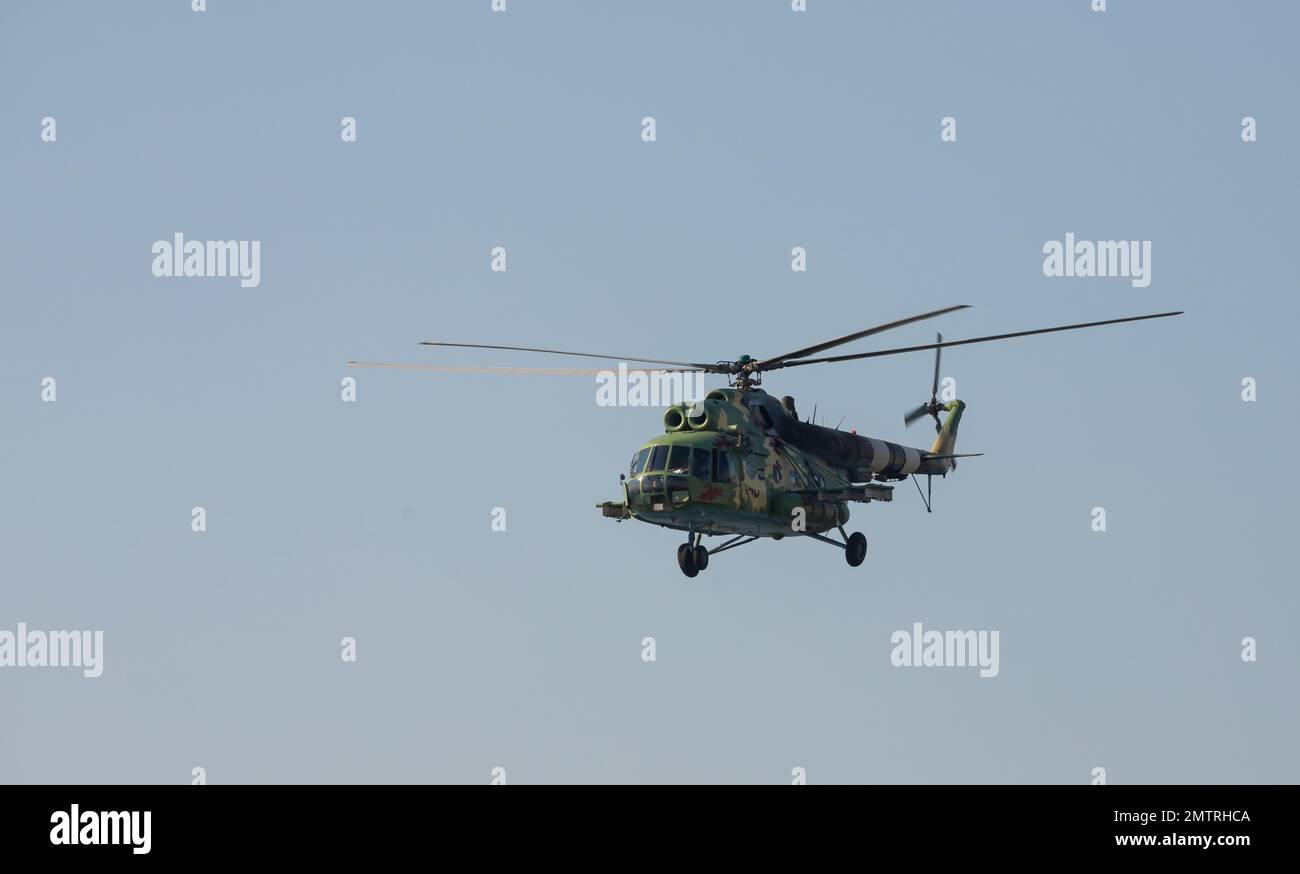 Der Militärhubschrauber gegen den blauen Himmel. Stockfoto