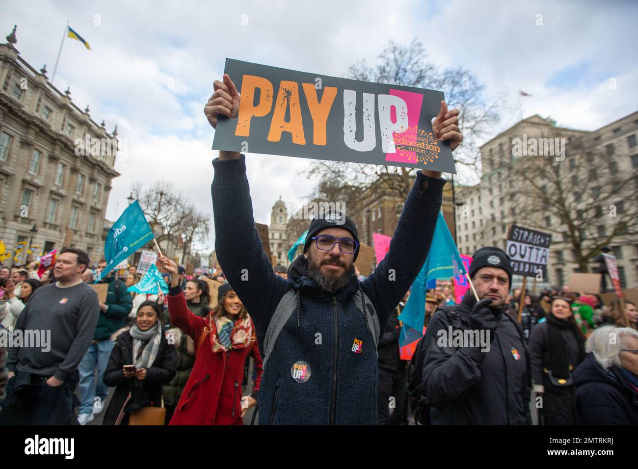 London, England, Großbritannien. 1. Februar 2023. Demonstranten werden in Whitehall gesehen, nachdem sie von der BBC in Protect the Right to Strike marschiert sind, an dem Tag, an dem rund 500000 Arbeiter, Lehrer und Beamte am Tag des Handelns gehen. (Kreditbild: © Tayfun Salci/ZUMA Press Wire) NUR REDAKTIONELLE VERWENDUNG! Nicht für den kommerziellen GEBRAUCH! Stockfoto