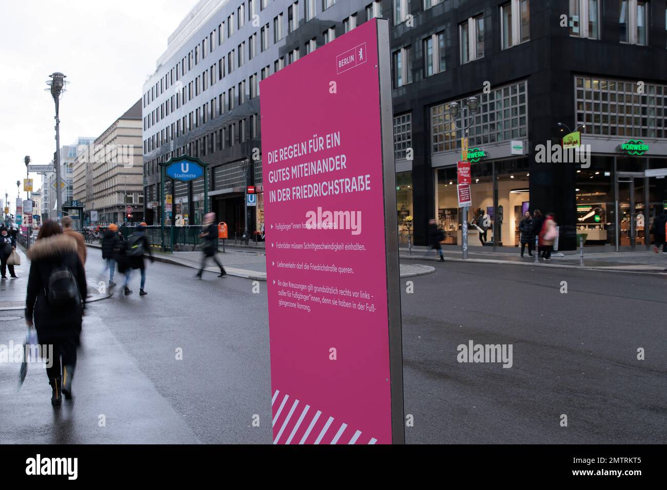 Berlin, Deutschland. 01. Februar 2023. An einer Zufahrtsstraße befindet sich ein Schild mit Hinweisen zur Friedrichstraße. Der fragliche Abschnitt, der gut 500 Meter lang zwischen der Leipziger Straße und der Französischen Straße ist, ist für den Autoverkehr dauerhaft gesperrt. Kredit: Carsten Koall/dpa/Alamy Live News Stockfoto