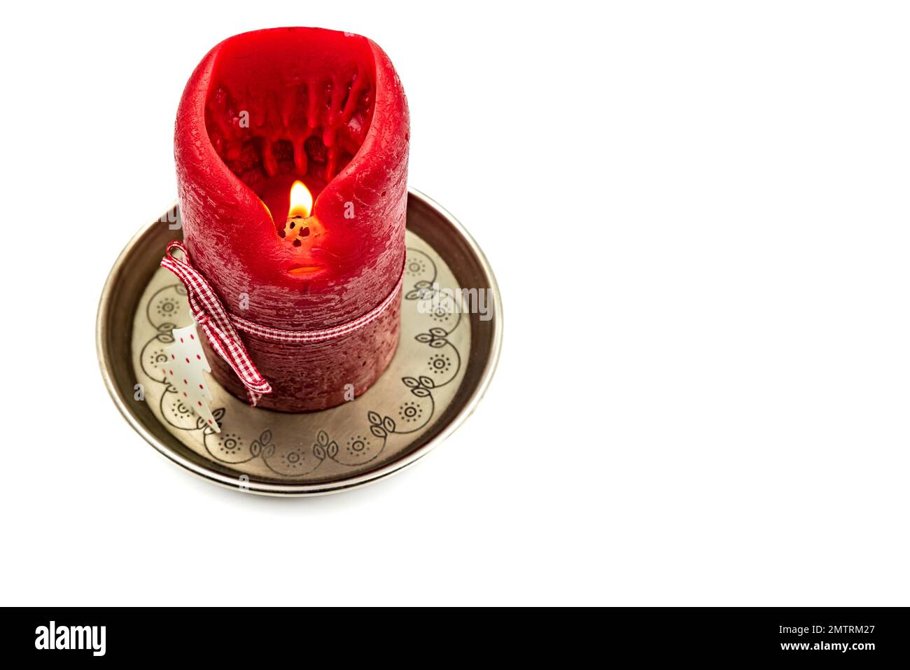 Eine brennende Kerze mit einer dekorierten Untersetzer für Weihnachten und Advent isoliert vor weißem Hintergrund Stockfoto