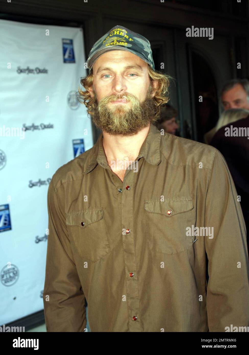 Keith Malloy besucht die Premiere im Paramount Theatre von Austin in der neuen Komödie „Surfer, Dude“ von SR Bindler, die die spannende Geschichte eines Surfers erzählt, der seine Seele sucht und eine existenzielle Krise erlebt. Austin, Texas 9/4/08. Stockfoto