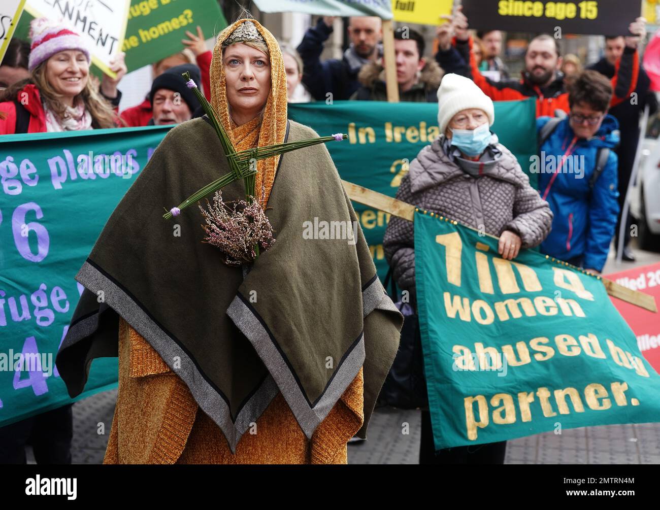 Lisamarie Johnson, mit einem traditionellen St. Brigid's Cross Made from Rushes, bei einer Rallye am St. Brigid's Day vor Leinster House, Dublin, bei der die Regierung aufgefordert wird, Maßnahmen gegen die Gewalt gegen Frauen in Irland zu ergreifen. Die Kundgebung fand zeitgleich mit dem St. Brigid's Day statt, wobei Redner forderten, dass Frauen im Geiste der keltischen Göttin und der Christlichen heiligen Brigid, die mit der Heilung in Verbindung gebracht werden, geschützt werden. Bilddatum: Mittwoch, 1. Februar 2023. Stockfoto