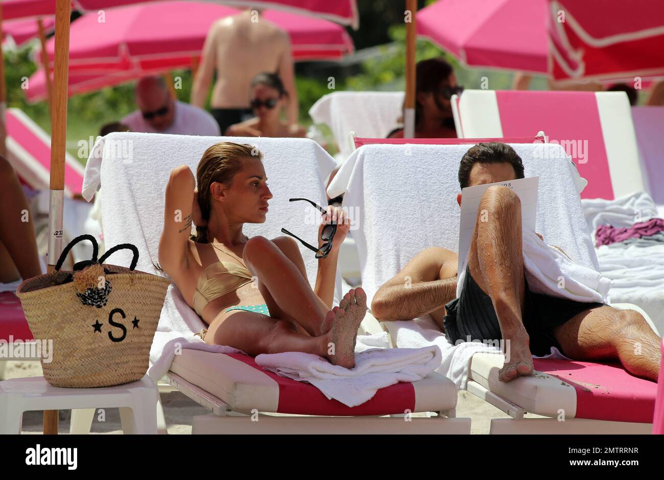 Sveva Alviti trägt einen unpassenden grün-goldenen Bikini, in dem sie ihr Beckentattoo und ihren dünnen Rahmen zeigt. Miami Beach, Florida 16. August 2014. Stockfoto