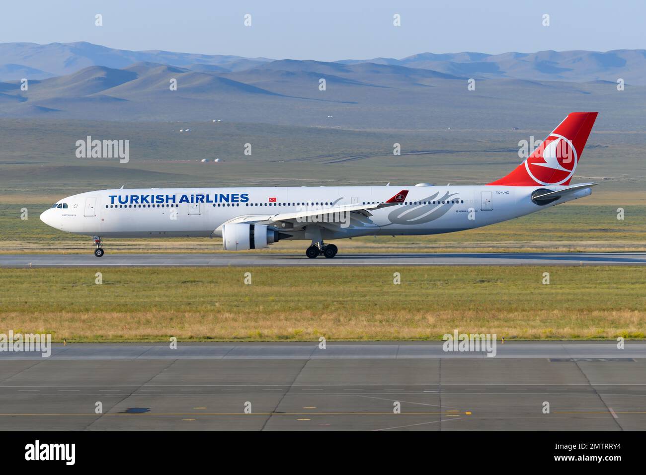 Turkish Airlines Airbus A330 Flugzeug am Ulaanbaatar Flughafen, Mongolei. Flugzeug A330-300 landet am Chinggis Khaan International Airport. Stockfoto