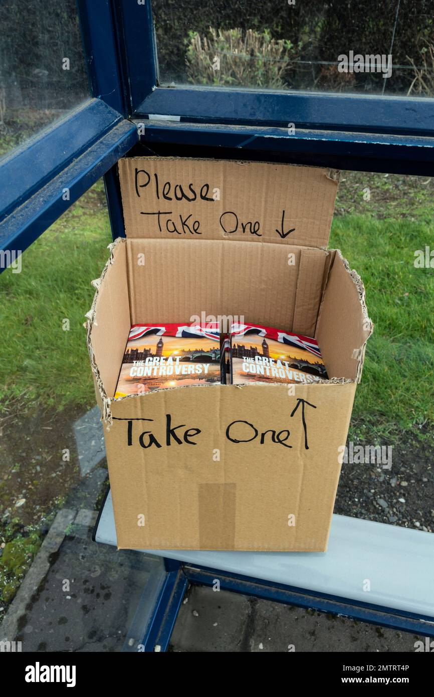 Kostenlose Exemplare des großen Kontroversen-Buches in einem Busbahnhof, Schottland, Großbritannien, Europa Stockfoto