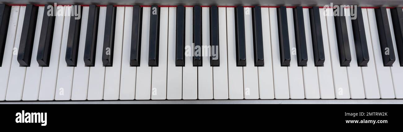 Nahaufnahme der Klaviertasten. Schließen Sie die Frontalansicht mit schwarzen und weißen Pianotasten, von oben gesehen. Stockfoto