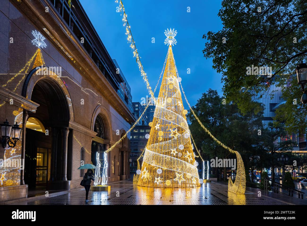 Taiwan, 29 2022. DEZ. - Nachtsicht auf den weihnachtsbaum vor dem Cathay Financial Center Stockfoto