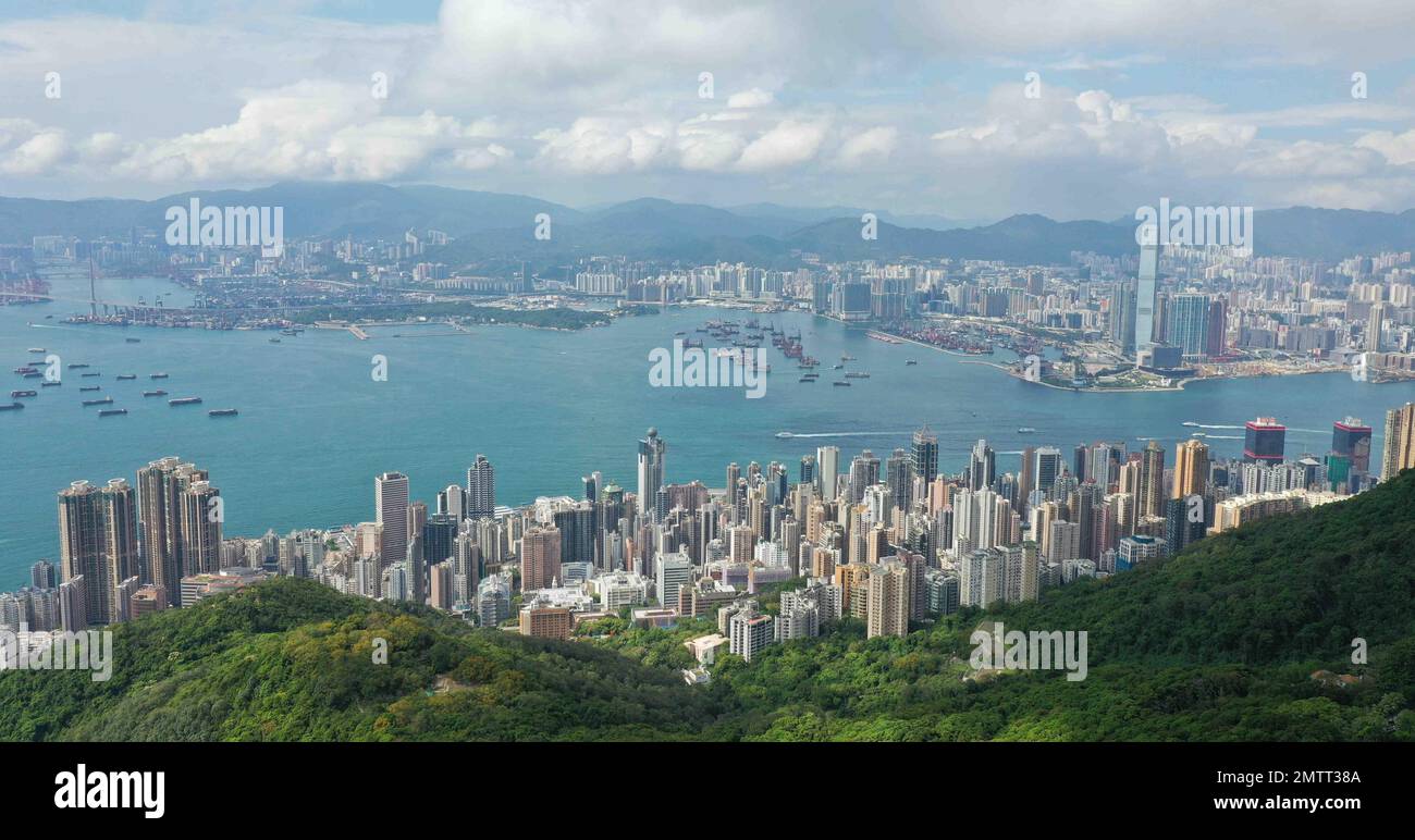 Besucher genießen die Wetterwanderung am Mount High West Aussichtspunkt im Pok Fu Lam Country Park. 24. APRIL R22. SCMP/Mai Tse Stockfoto