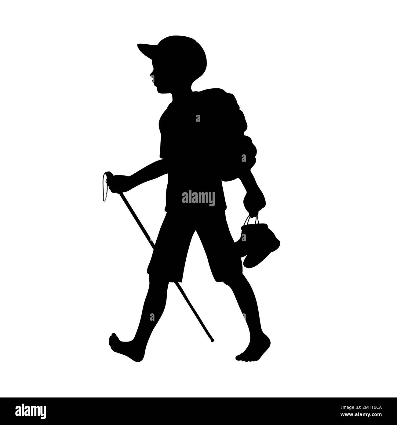 Schwarze Silhouette: Ein Junge mit Baseballkappe und Rucksack geht barfuß und trägt seine Schuhe in der Hand. Er hat einen Gehstock und geht seinen eigenen Weg Stockfoto