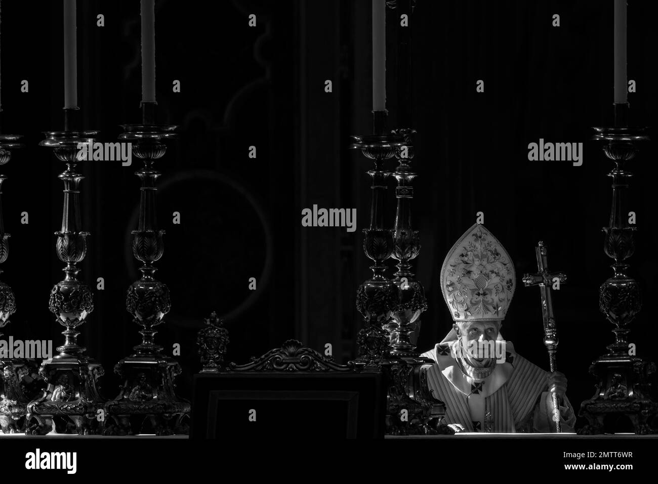 Vatikanstadt, Vatikan, 6. Januar 2013. Papst Benedikt XVI. Leitet die Epiphaniemesse im Petersdom Stockfoto