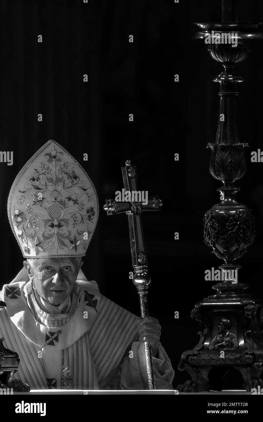 Vatikanstadt, Vatikan, 6. Januar 2013. Papst Benedikt XVI. Leitet die Epiphaniemesse im Petersdom Stockfoto