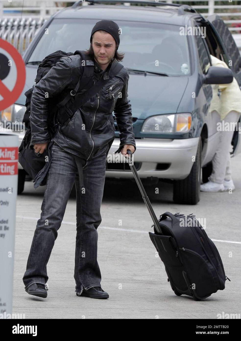 Taylor Kitsch schleppt seine eigenen Taschen auf dem Weg durch LAX, um einen Flug zu erwischen. Der X-Men Schauspieler trug eine Lederjacke und einen Hut, musste aber einige Schichten für die Sicherheitskontrolle ausziehen. Los Angeles, Ca. 6/2/09. Stockfoto