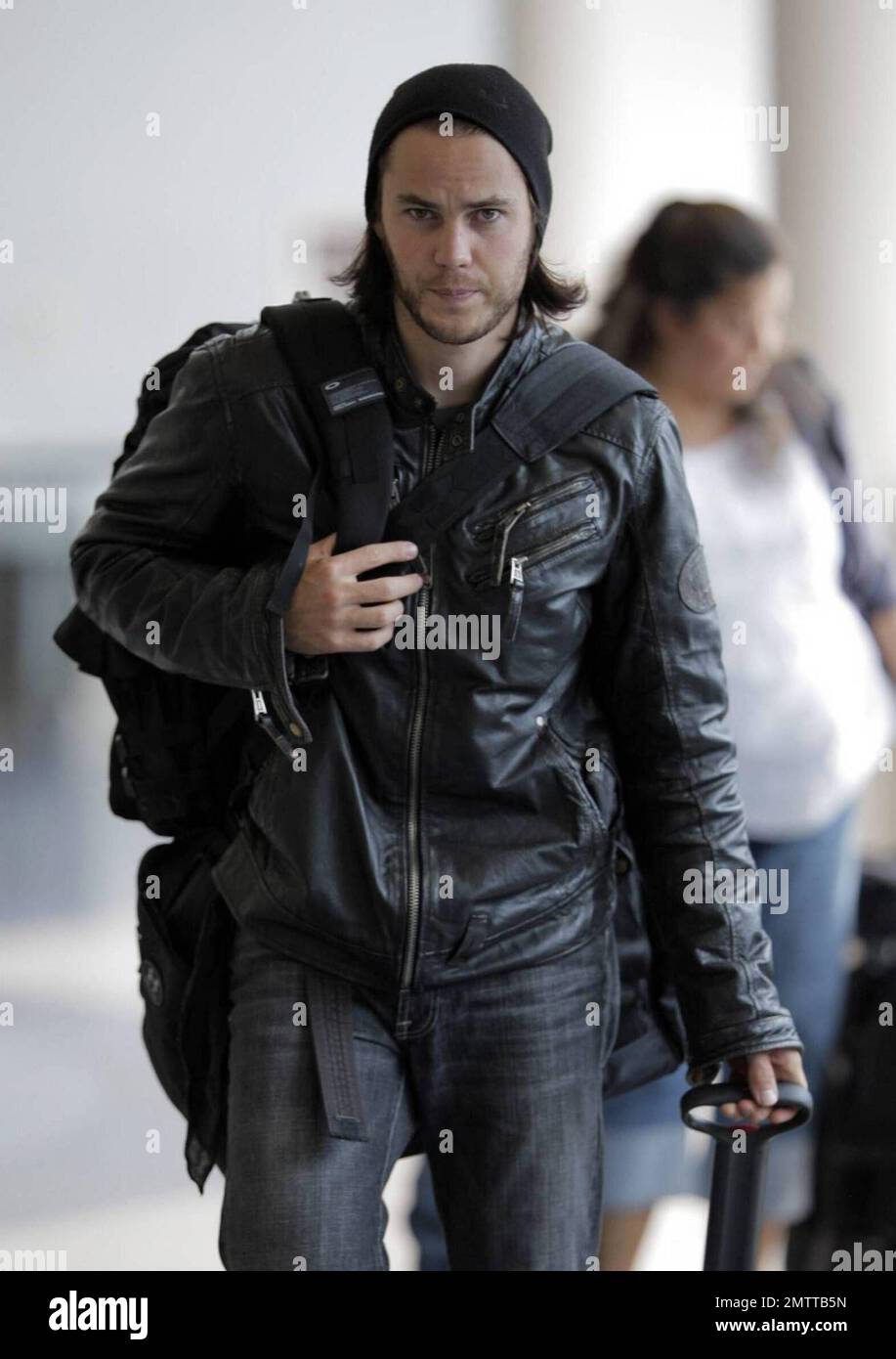 Taylor Kitsch schleppt seine eigenen Taschen auf dem Weg durch LAX, um einen Flug zu erwischen. Der X-Men Schauspieler trug eine Lederjacke und einen Hut, musste aber einige Schichten für die Sicherheitskontrolle ausziehen. Los Angeles, Ca. 6/2/09. . Stockfoto